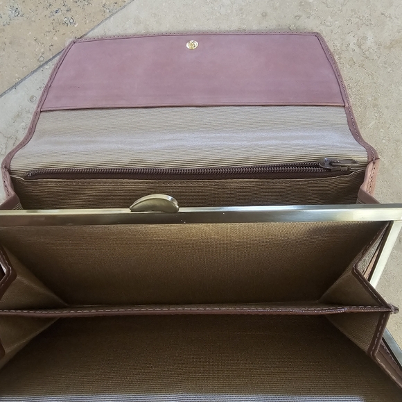 Andre Valentino Long Blush Pink Kisslock wallet. Like new condition. - Picture 4 of 4